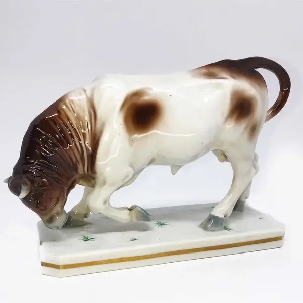 Foto de um(a) Antiga Escultura Touro Boi Porcelana Alemã Scheibe Alsbach, da categoria de Escultura. Scheibe-Alsbach fundada em 1835.Antiga e decorativa escultura de touro, feita à mão, em porcelana artística alemã, com... Mostrado de uma perspectiva diferente. Vendido no marketplace Trésors.