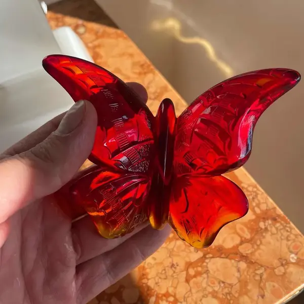 Foto de um(a) Fenton Glass Antiga Escultura De Borboleta Cristal Art Deco, da categoria de Escultura. Fenton Glass. Antiga escultura artística de borboleta em cristal. Peça catalogada, feita à mão, assinada e com selo original... Mostrado de uma perspectiva diferente. Vendido no marketplace Trésors.