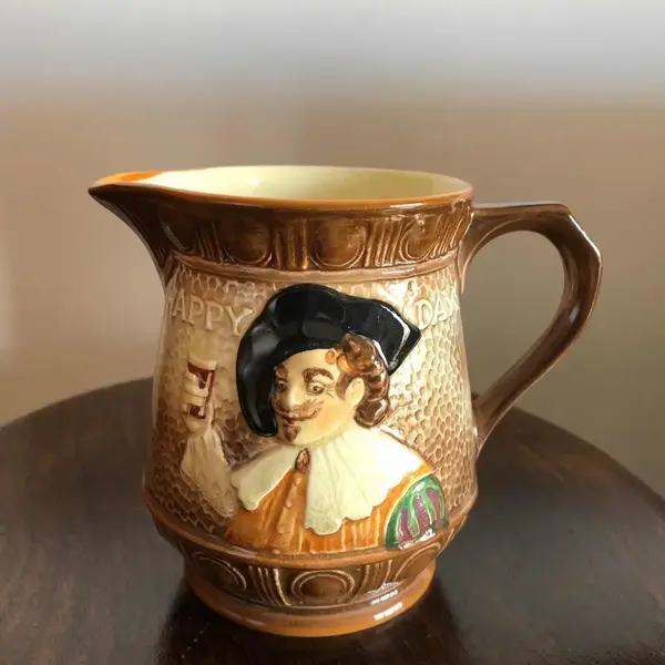Foto de um(a) Antigo Par De Pequenas Jarras Porcelana Inglesa Falcon Ware, da categoria de Jarros. Cavalier, Falcon Ware. Antigo par de jarrinhas em fina porcelana inglesa, manufatura Falcon Ware, pintadas à mão. Década de... Mostrado de uma perspectiva diferente. Vendido no marketplace Trésors.