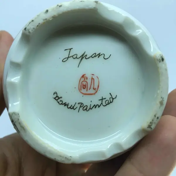 Foto de um(a) Antigo Par De Pequenos Vasos Orientais Porcelana Japonesa, da categoria de Vasos. Antigo par de vasinhos orientais em porcelana japonesa, pintados à mão. Base em madeira de lei. Altura 14 e 17cm. Mostrado de uma perspectiva diferente. Vendido no marketplace Trésors.