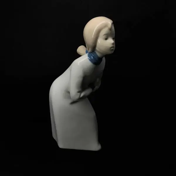 Foto de um(a) Antiga Escultura Feminina Porcelana Espanhola Rex Valência, da categoria de Escultura. Linda figura feminina feita à mão em porcelana espanhola, manufatura Rex - Valencia, padrão Lladró. Altura 23cm. Mostrado de uma perspectiva diferente. Vendido no marketplace Trésors.