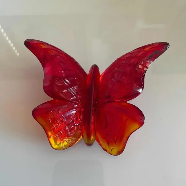 Foto de um(a) Fenton Glass Antiga Escultura De Borboleta Cristal Art Deco, da categoria de Escultura. Fenton Glass. Antiga escultura artística de borboleta em cristal. Peça catalogada, feita à mão, assinada e com selo original... Mostrado de uma perspectiva diferente. Vendido no marketplace Trésors.
