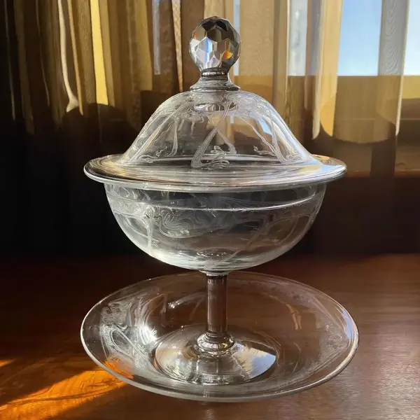 Foto de um(a) Antiga Bomboniere Cristal Francês Saint Louis Art Nouveau, da categoria de Garrafas, potes e jarros. Antiga e fina bomboniere com présentoir em cristal francês da renomada manufatura Saint Louis. Ricamente lavrada à mão, com... Mostrado de uma perspectiva diferente. Vendido no marketplace Trésors.