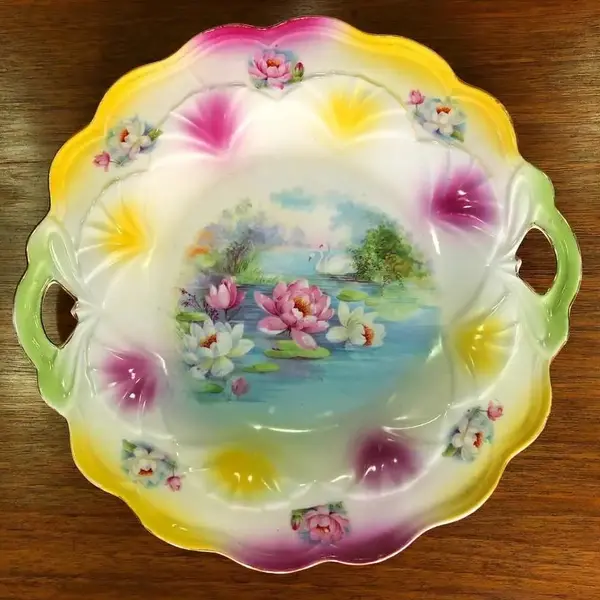 Foto de um(a) Antigo Prato Decorativo Bandeja Porcelana Alemã Art Nouveau, da categoria de Pratos Decorativos. Antigo e lindo prato com alças, bandeja em porcelana artística alemã, com belíssima decoração floral e medalhão central com... Mostrado de uma perspectiva diferente. Vendido no marketplace Trésors.