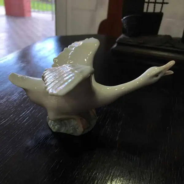 Foto de um(a) Antiga Rara Escultura De Pato Em Porcelana Espanhola Lladró, da categoria de Escultura. Lladró. Linda escultura representando pato em movimento, feito à mão, em finíssima porcelana espanhola, da famosa manufatura... Mostrado de uma perspectiva diferente. Vendido no marketplace Trésors.