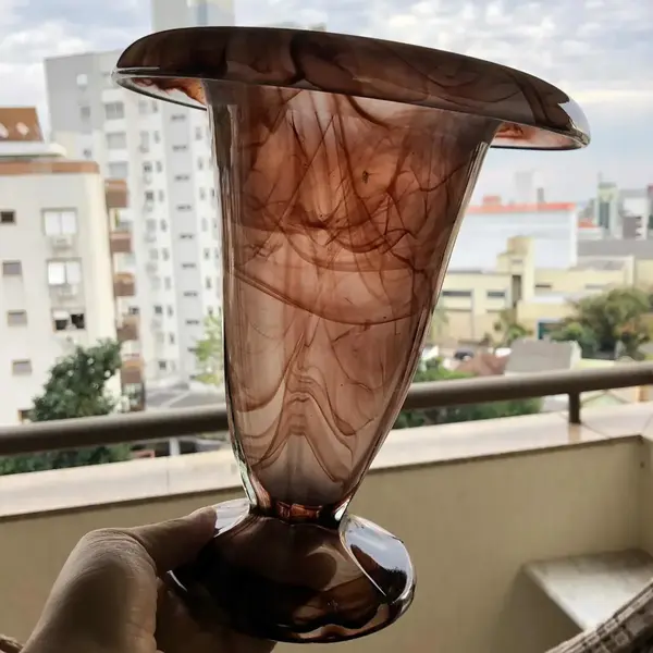 Foto de um(a) Antigo Vaso Art Deco Murano Pâte De Verre George Davidson, da categoria de Vasos. George Davidson Glass. Lindo e imponente vaso em Murano artístico, técnica patê de verre, ricamente feito à mão. Com rajados... Mostrado de uma perspectiva diferente. Vendido no marketplace Trésors.