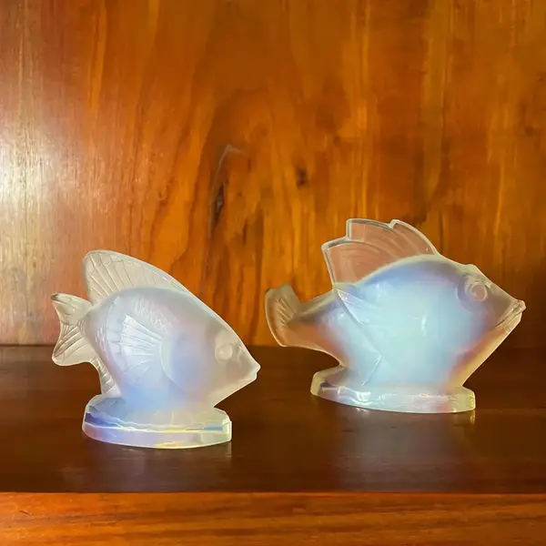 Foto de um(a) Antigo Par De Esculturas De Peixe Vidro Opalescente Sabino, da categoria de Escultura. Sabino Glass. Antigo par de esculturas artísticas em cristal francês opalescente. Peças ricamente lapidadas à mão. Com... Mostrado de uma perspectiva diferente. Vendido no marketplace Trésors.