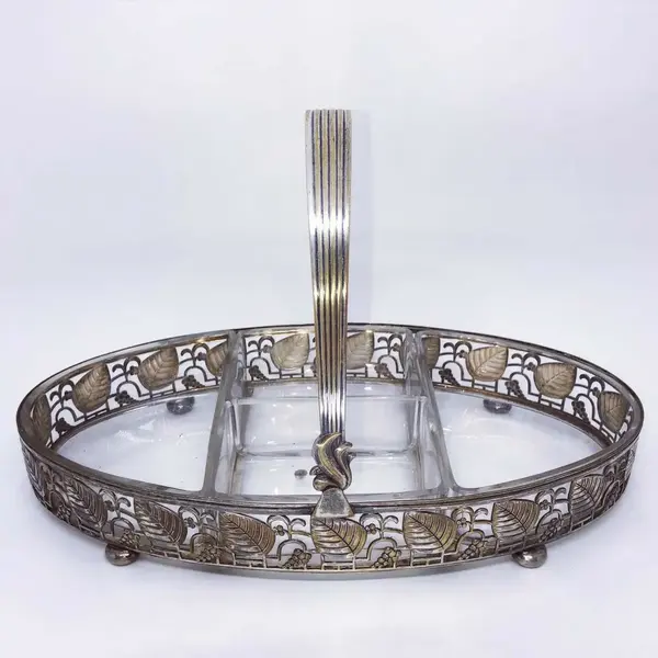 Foto de um(a) Antiga Petisqueira Art Deco Em Prata Wmf E Cristal Facetado, da categoria de Bandejas. Antiga e elegante petisqueira Art Deco, em metal espessurado a prata, da famosa manufatura alemã WMF, com seus 4 originais... Mostrado de uma perspectiva diferente. Vendido no marketplace Trésors.