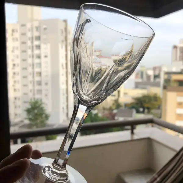 Foto de um(a) Antigos Cálices Taças Copos Para Vinho Em Cristal Francês, da categoria de Taças. Conjunto com 4 taças em cristal francês, corpo e haste ricamente lapidado à mão, excelente brilho e som. 14cm de altura. Mostrado de uma perspectiva diferente. Vendido no marketplace Trésors.
