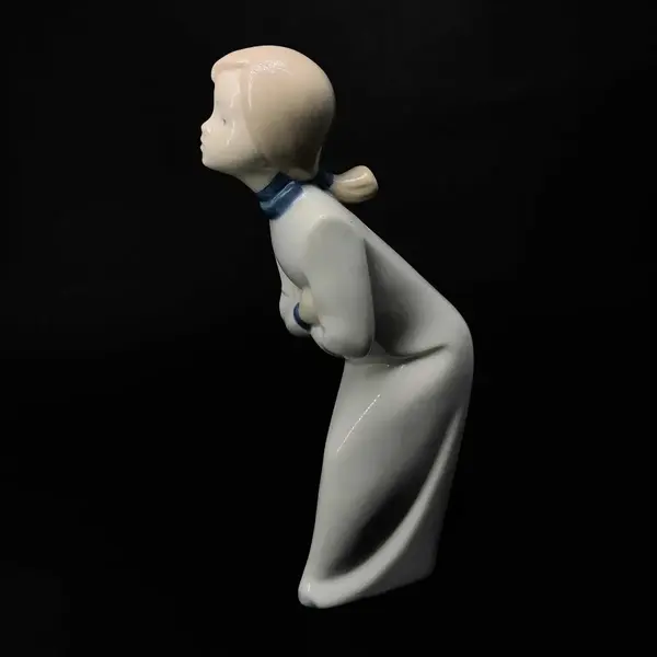 Foto de um(a) Antiga Escultura Feminina Porcelana Espanhola Rex Valência, da categoria de Escultura. Linda figura feminina feita à mão em porcelana espanhola, manufatura Rex - Valencia, padrão Lladró. Altura 23cm. Mostrado de uma perspectiva diferente. Vendido no marketplace Trésors.
