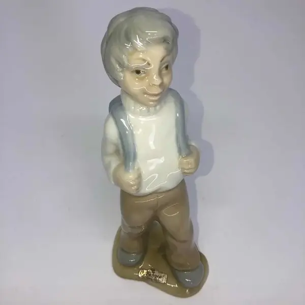 Foto de um(a) Antiga Escultura De Menino Porcelana Espanhola Tengra, da categoria de Escultura. Antiga escultura feita à mão em porcelana artística espanhola Tengra. Muito decorativa e colecionável. Impecável. Altura... Mostrado de uma perspectiva diferente. Vendido no marketplace Trésors.
