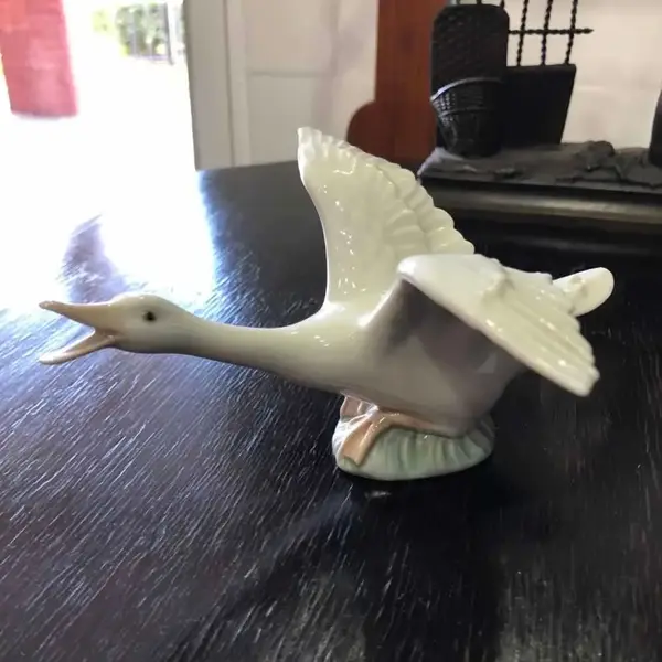 Foto de um(a) Antiga Rara Escultura De Pato Em Porcelana Espanhola Lladró, da categoria de Escultura. Lladró. Linda escultura representando pato em movimento, feito à mão, em finíssima porcelana espanhola, da famosa manufatura... Mostrado de uma perspectiva diferente. Vendido no marketplace Trésors.