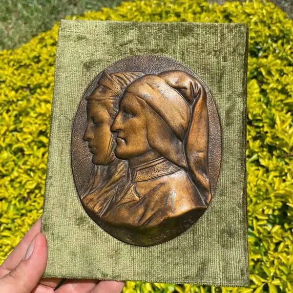 Foto de um(a) Antigo Par De Placas Quadros Bronze Italiano Dante Beatrice, da categoria de Objetos de parede esculturais. Antigo e decorativo par de placas/quadros artísticos em bronze, um deles com medalhão de Dante e Beatrice e o outro de... Mostrado de uma perspectiva diferente. Vendido no marketplace Trésors.