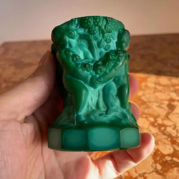 Foto de um(a) Malaquita Cristal Vasinho Malachite Glass Heinrich Hoffman, da categoria de Vasos. Malachite Glass by Heinrich Hoffmann. Antigo e pequeno vasinho em cristal de malaquita, todo lapidado à mão, como se fosse... Mostrado de uma perspectiva diferente. Vendido no marketplace Trésors.