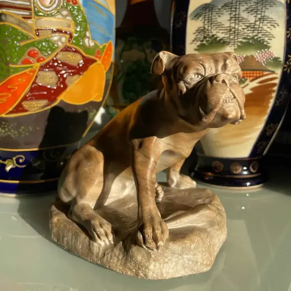 Foto de um(a) Antiga Rara Escultura Cachorro Buldogue Mármore Ernst Beck, da categoria de Escultura. E. Beck (Ernst Beck - 1879/1941). Antiga escultura artística de cachorro buldogue esculpido à mão em mármore italiano. Peça... Mostrado de uma perspectiva diferente. Vendido no marketplace Trésors.