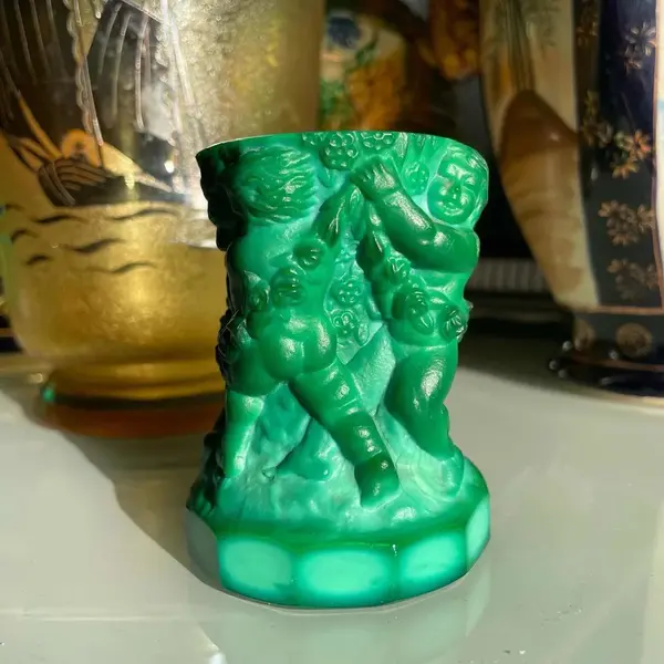 Foto de um(a) Malaquita Cristal Vasinho Malachite Glass Heinrich Hoffman, da categoria de Vasos. Malachite Glass by Heinrich Hoffmann. Antigo e pequeno vasinho em cristal de malaquita, todo lapidado à mão, como se fosse... Mostrado de uma perspectiva diferente. Vendido no marketplace Trésors.