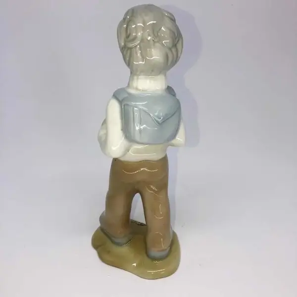 Foto de um(a) Antiga Escultura De Menino Porcelana Espanhola Tengra, da categoria de Escultura. Antiga escultura feita à mão em porcelana artística espanhola Tengra. Muito decorativa e colecionável. Impecável. Altura... Mostrado de uma perspectiva diferente. Vendido no marketplace Trésors.