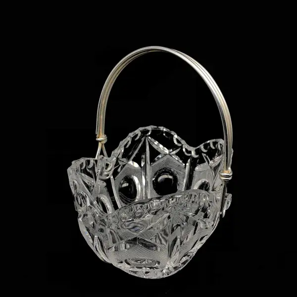 Foto de um(a) Antiga Linda Cesta Em Cristal Europeu Com Alça Em Prata, da categoria de Cestos e Caixas. Antiga e linda cesta em cristal europeu lapidado à mão, alça em metal espessurado à prata. Uma peça super decorativa e... Mostrado de uma perspectiva diferente. Vendido no marketplace Trésors.