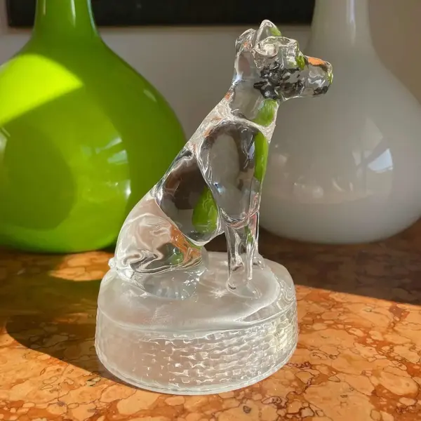 Foto de um(a) Antiga Escultura De Cachorro Art Deco Em Cristal Francês, da categoria de Escultura. Luminarc - Verrerie D’arques, France. Antiga escultura artística representando cachorro lapidado em cristal francês de... Mostrado de uma perspectiva diferente. Vendido no marketplace Trésors.