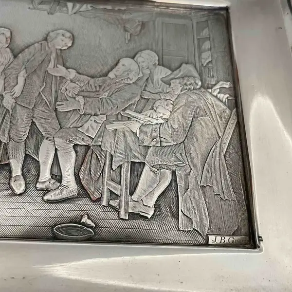 Foto de um(a) Antigo Raro Porta Cartões Artístico Bandeja Prata Francesa, da categoria de Bandejas. Antiga pequena bandeja/porta cartões em metal francês espessurado a prata. Peça artística, toda trabalhada à mão, com... Mostrado de uma perspectiva diferente. Vendido no marketplace Trésors.