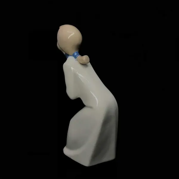 Foto de um(a) Antiga Escultura Feminina Porcelana Espanhola Rex Valência, da categoria de Escultura. Linda figura feminina feita à mão em porcelana espanhola, manufatura Rex - Valencia, padrão Lladró. Altura 23cm. Mostrado de uma perspectiva diferente. Vendido no marketplace Trésors.