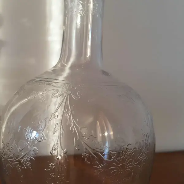 Foto de um(a) Antiga Garrafa Licoreira Em Cristal Francês Saint Louis, da categoria de Garrafas. Linda garrafa fruteira em cristal Saint Louis, ricamente lavrada com flores e volutas. Em perfeito estado. Meados de 1920.... Mostrado de uma perspectiva diferente. Vendido no marketplace Trésors.
