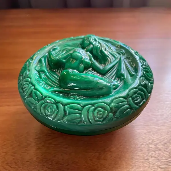 Foto de um(a) Antiga Caixa Porta Jóias Ingrid Malaquita Glass Art Deco, da categoria de Porta-Jóias. Malachite Glass. Ingrid Glass by Heinrich Hoffmann. Antiga caixa porta jóias em vidro artístico de malaquita. Linda... Mostrado de uma perspectiva diferente. Vendido no marketplace Trésors.
