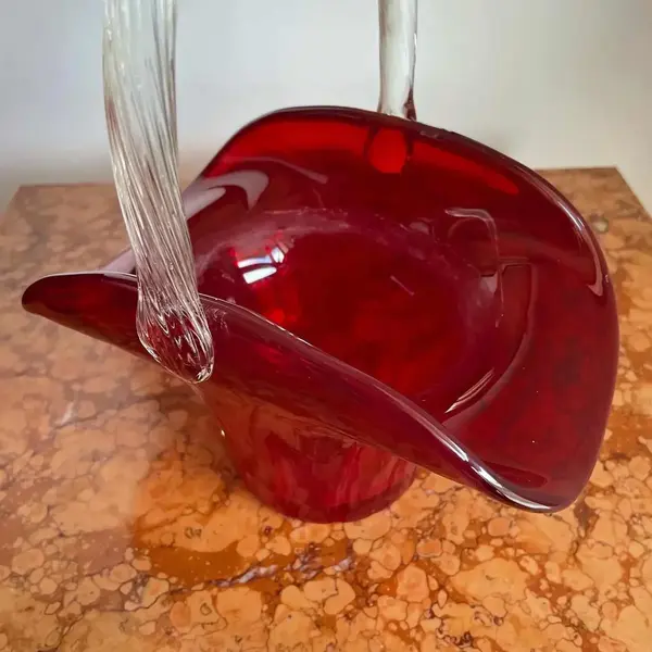 Foto de um(a) Antiga Cesta Decorativa Em Cristal Murano Italiano Art Deco, da categoria de Cestos e Caixas. Antiga cesta decorativa feita à mão em Murano italiano. Belíssima cor. Art Deco.Altura 26cmDiâmetro 21cmProfundidade... Mostrado de uma perspectiva diferente. Vendido no marketplace Trésors.