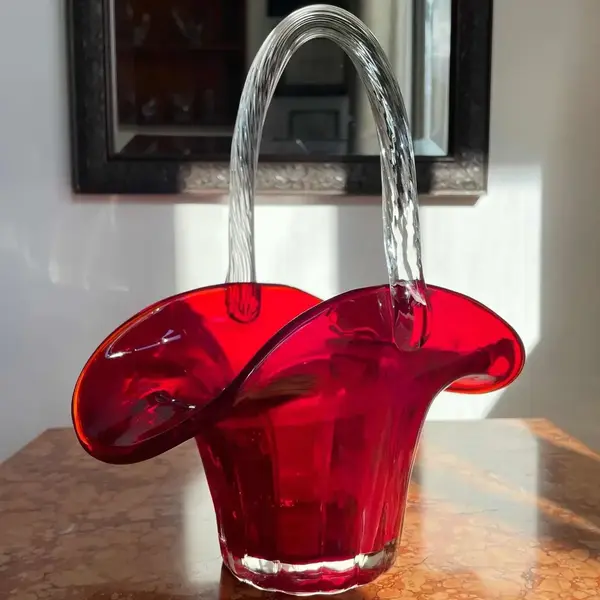 Foto de um(a) Antiga Cesta Decorativa Em Cristal Murano Italiano Art Deco, da categoria de Cestos e Caixas. Antiga cesta decorativa feita à mão em Murano italiano. Belíssima cor. Art Deco.Altura 26cmDiâmetro 21cmProfundidade... Mostrado de uma perspectiva diferente. Vendido no marketplace Trésors.