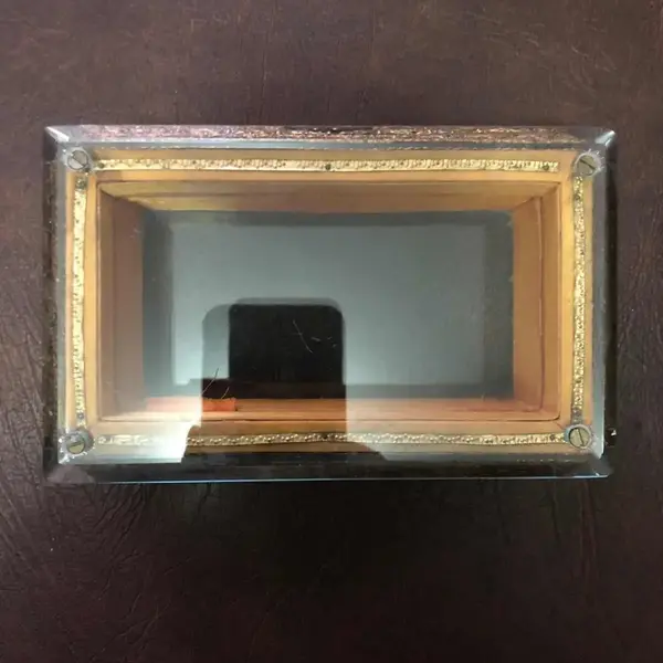 Foto de um(a) Antiga Caixa Porta Jóias Cristal Bisote Bronze Doré Império, da categoria de Porta-Jóias. Antiga e fina caixa porta-joias em cristal bisote, e armação em bronze doré, com banho de ouro. Estilo Império, Paris,... Mostrado de uma perspectiva diferente. Vendido no marketplace Trésors.