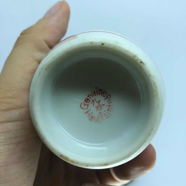 Foto de um(a) Antigo Par De Pequenos Vasos Orientais Porcelana Japonesa, da categoria de Vasos. Antigo par de vasinhos orientais em porcelana japonesa, pintados à mão. Base em madeira de lei. Altura 14 e 17cm. Mostrado de uma perspectiva diferente. Vendido no marketplace Trésors.