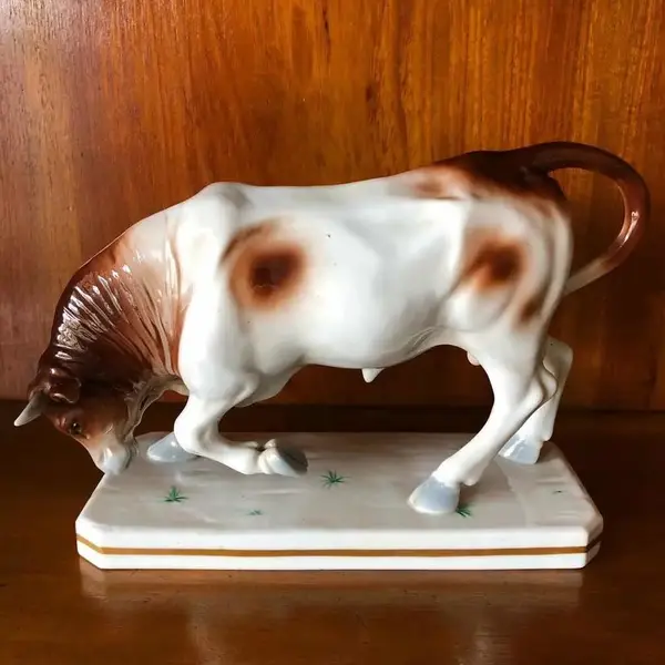 Foto de um(a) Antiga Escultura Touro Boi Porcelana Alemã Scheibe Alsbach, da categoria de Escultura. Scheibe-Alsbach fundada em 1835.Antiga e decorativa escultura de touro, feita à mão, em porcelana artística alemã, com... Mostrado de uma perspectiva diferente. Vendido no marketplace Trésors.
