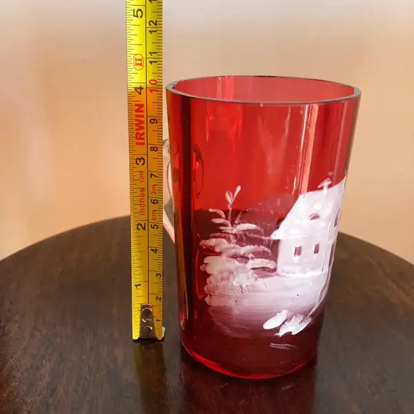 Foto de um(a) Antiga Caneca Copo De Coleção Murano Veneziano Mary Gregory, da categoria de Canecas. Mary Gregory. Antiga caneca veneziana, com linda pintura feita à mão com esmalte branco. Item de coleção. Em perfeito... Mostrado de uma perspectiva diferente. Vendido no marketplace Trésors.