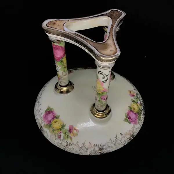 Foto de um(a) Antigo Raro Porta Cartões Porcelana Alemã Art Nouveau, da categoria de Outros objetos decorativos. Antiga fruteira, centro de mesa, porta cartões, peça super versátil, em porcelana artista alemã. Belíssima e rica decoração... Mostrado de uma perspectiva diferente. Vendido no marketplace Trésors.