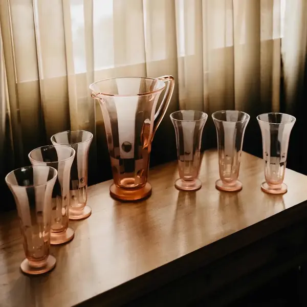 Foto de um(a) Antigo Conjunto Jarra Com 6 Copos Cristal Tcheco Art Deco, da categoria de Jogos de taças e copos. De tirar o fôlego!Antigo e excepcional conjunto para refrescos, composto por linda e grande jarra e seus respectivos seis... Mostrado de uma perspectiva diferente. Vendido no marketplace Trésors.