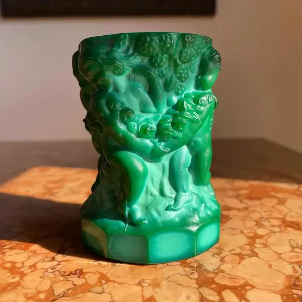 Foto de um(a) Malaquita Cristal Vasinho Malachite Glass Heinrich Hoffman, da categoria de Vasos. Malachite Glass by Heinrich Hoffmann. Antigo e pequeno vasinho em cristal de malaquita, todo lapidado à mão, como se fosse... Mostrado de uma perspectiva diferente. Vendido no marketplace Trésors.