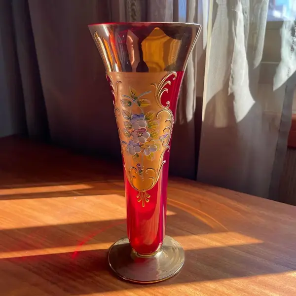 Foto de um(a) Antigo Vaso Jarro Artístico Cristal Veneziano Com Ouro, da categoria de Vasos. Antigo vaso artístico em cristal veneziano cor vermelho rubi , toda trabalhada à mão, decoração floral em relevo e ouro 18k.... Mostrado de uma perspectiva diferente. Vendido no marketplace Trésors.