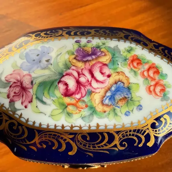 Foto de um(a) Antiga Caixa Decorativa Porta Jóias Porcelana Sèvres France, da categoria de Cestos e Caixas. Sèvres. Antiga caixa porta jóias em porcelana artística francesa da manufatura de Sèvres, cor azul cobalto, a favorita do... Mostrado de uma perspectiva diferente. Vendido no marketplace Trésors.