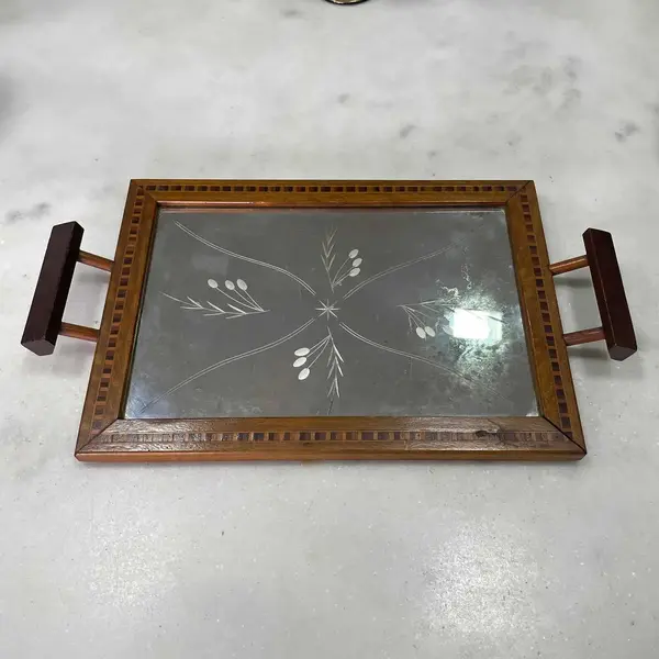 Foto de um(a) Antiga Bandeja Espelho Inglesa Art Deco Madeira Marchetada, da categoria de Bandejas. Antiga bandeja inglesa em madeira marchetada e espelho lapidado à mão. Art Deco.Medidas 40x23cm. Mostrado de uma perspectiva diferente. Vendido no marketplace Trésors.