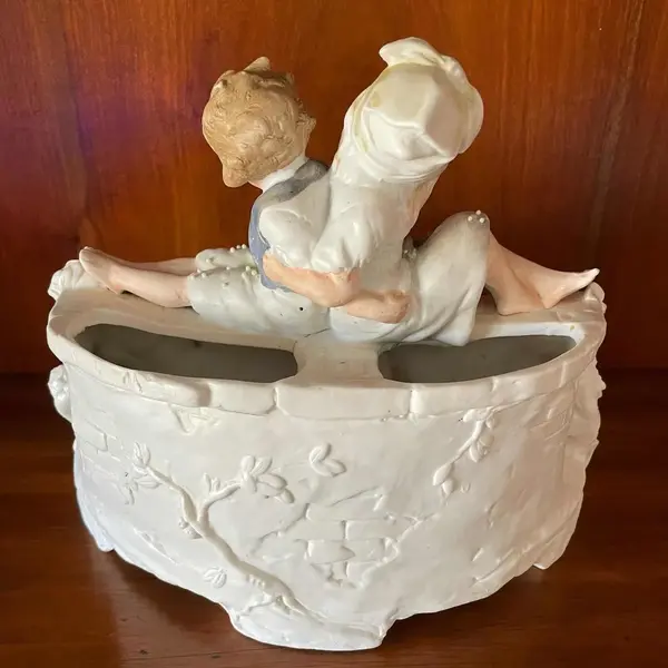 Foto de um(a) Antiga Escultura Floreira Em Biscuit Alemão Déposé Nouveau, da categoria de Escultura. Antigo bloco escultórico/floreira decorativa com figuras de crianças e cachorros, peça artística toda feita e pintada à mão... Mostrado de uma perspectiva diferente. Vendido no marketplace Trésors.