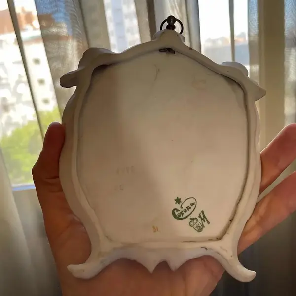 Foto de um(a) Antiga Placa Escultura De Dama Art Nouveau Biscuit Francêsq, da categoria de Placas. ~ Art Nouveau ~ Antiga e linda placa decorativa em biscuit francês, peça toda artística, feita e pintada à mão. Os detalhes... Mostrado de uma perspectiva diferente. Vendido no marketplace Trésors.