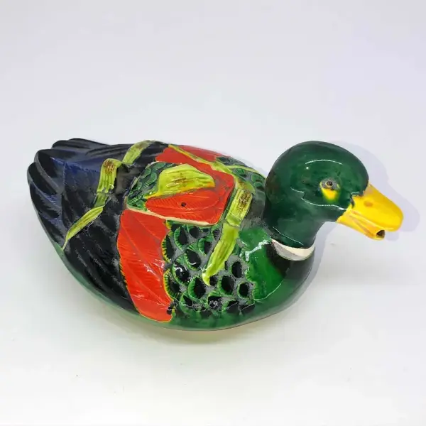 Foto de um(a) Antigo Raro Bule Escultura Pato Art Deco Em Majólica Alemã, da categoria de Bules. Antigo e diferente bule decorativo no formatos e pato em majólica/cerâmica alemã, peça moldada e pintada à mão. Período Art... Mostrado de uma perspectiva diferente. Vendido no marketplace Trésors.