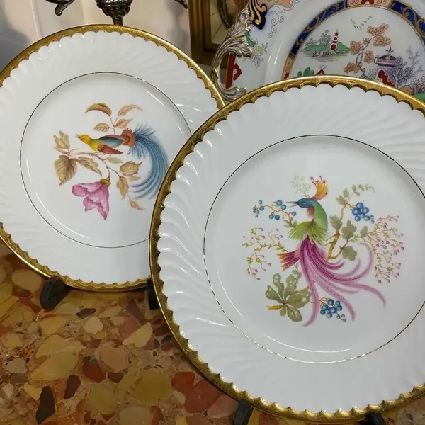 Foto de um(a) Antigo Par De Pratos Medalhões Porcelana Vista Alegre, da categoria de Pratos Decorativos. Vista Alegre. Antigo e lindo par de pratos decorativos em porcelana artística alemã, decoração com aves e filetes de ouro... Mostrado de uma perspectiva diferente. Vendido no marketplace Trésors.