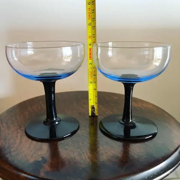Foto de um(a) Antigas Finas Taças Para Champanhe Cristal Tcheco Art Deco, da categoria de Jogos de taças e copos. Antigo conjunto com 6 taças para champagne ou também pode ser usadas para sobremesas geladas, fica muito elegante, feitas em... Mostrado de uma perspectiva diferente. Vendido no marketplace Trésors.