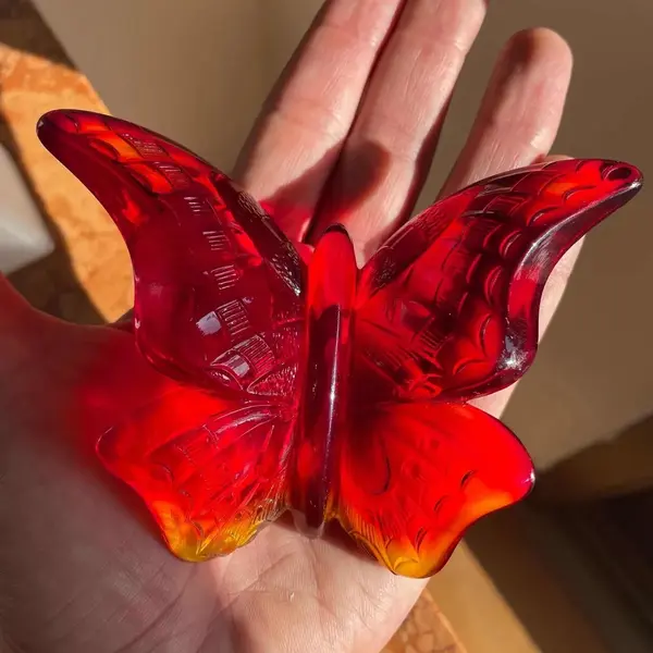 Foto de um(a) Fenton Glass Antiga Escultura De Borboleta Cristal Art Deco, da categoria de Escultura. Fenton Glass. Antiga escultura artística de borboleta em cristal. Peça catalogada, feita à mão, assinada e com selo original... Mostrado de uma perspectiva diferente. Vendido no marketplace Trésors.