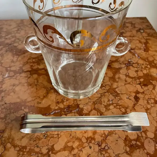 Foto de um(a) Antigo Conjunto Balde De Gelo Com Copos Cristal Art Deco, da categoria de Baldes de Gelo. Antigo e fino conjunto composto por balde gelo e 5 copos em cristal europeu lapidados à mão, com filetes de ouro, acompanha... Mostrado de uma perspectiva diferente. Vendido no marketplace Trésors.