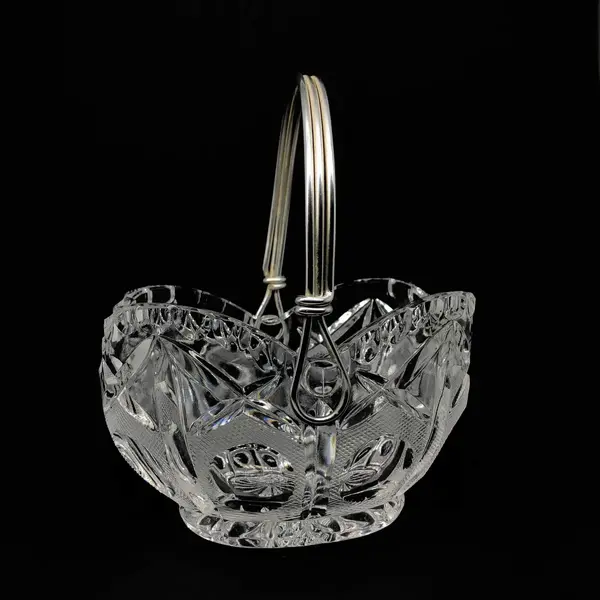 Foto de um(a) Antiga Linda Cesta Em Cristal Europeu Com Alça Em Prata, da categoria de Cestos e Caixas. Antiga e linda cesta em cristal europeu lapidado à mão, alça em metal espessurado à prata. Uma peça super decorativa e... Mostrado de uma perspectiva diferente. Vendido no marketplace Trésors.