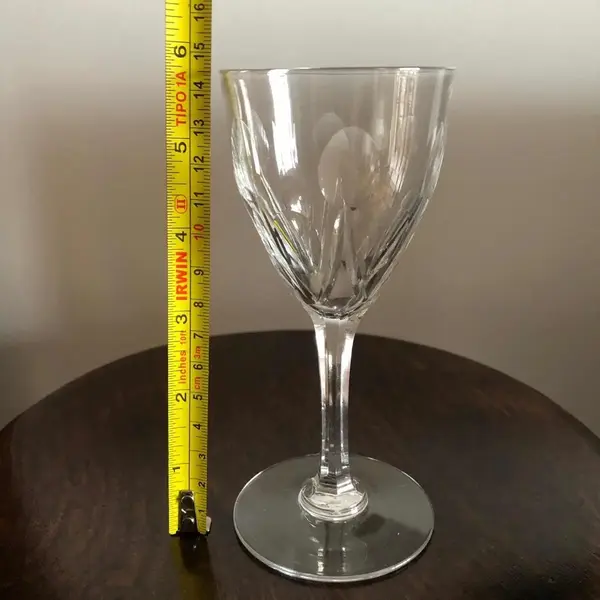 Foto de um(a) Antigos Cálices Taças Copos Para Vinho Em Cristal Francês, da categoria de Taças. Conjunto com 4 taças em cristal francês, corpo e haste ricamente lapidado à mão, excelente brilho e som. 14cm de altura. Mostrado de uma perspectiva diferente. Vendido no marketplace Trésors.