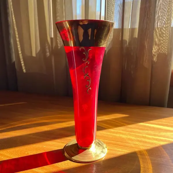 Foto de um(a) Antigo Vaso Jarro Artístico Cristal Veneziano Com Ouro, da categoria de Vasos. Antigo vaso artístico em cristal veneziano cor vermelho rubi , toda trabalhada à mão, decoração floral em relevo e ouro 18k.... Mostrado de uma perspectiva diferente. Vendido no marketplace Trésors.