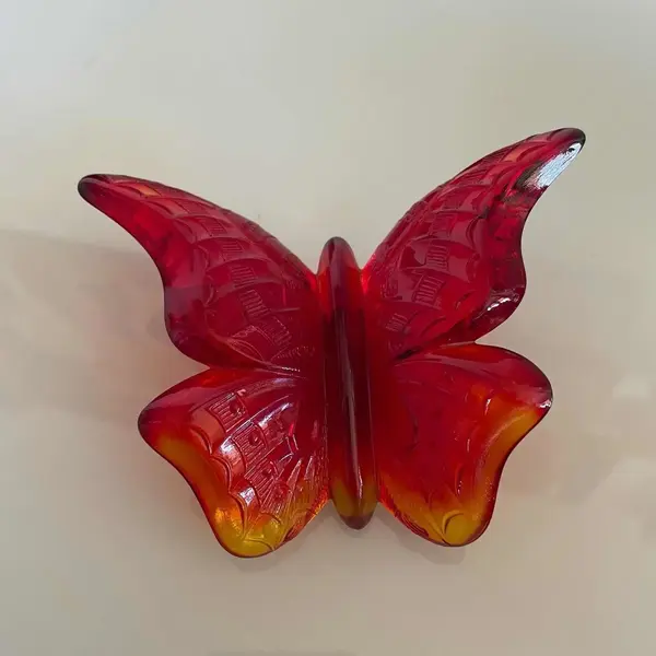 Foto de um(a) Fenton Glass Antiga Escultura De Borboleta Cristal Art Deco, da categoria de Escultura. Fenton Glass. Antiga escultura artística de borboleta em cristal. Peça catalogada, feita à mão, assinada e com selo original... Mostrado de uma perspectiva diferente. Vendido no marketplace Trésors.
